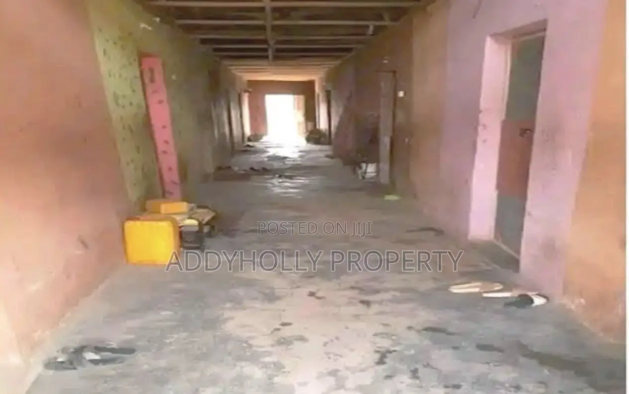 10bdrm Bungalow in Ogombo for sale in Ogombo