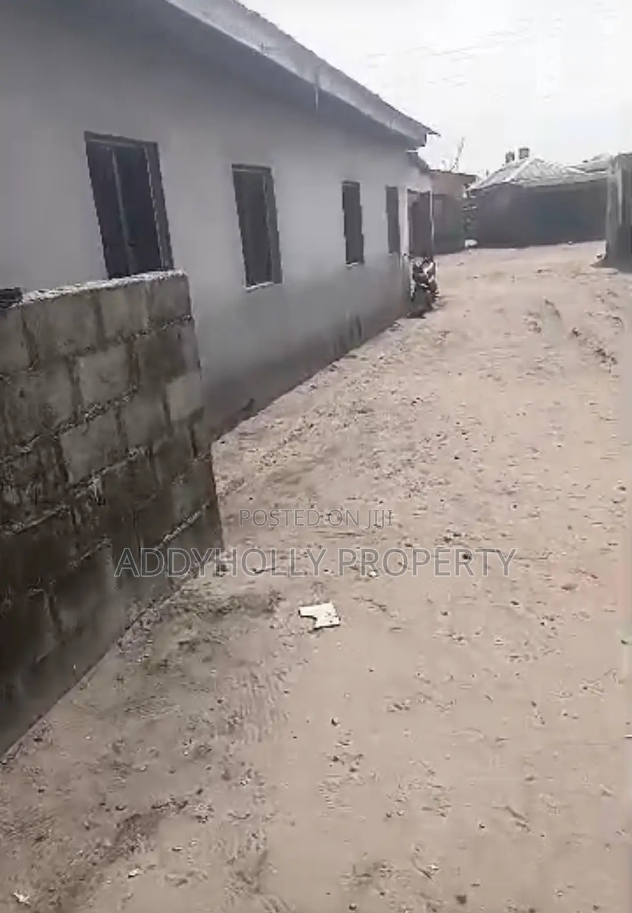 10bdrm Bungalow in Ogombo for sale in Ogombo