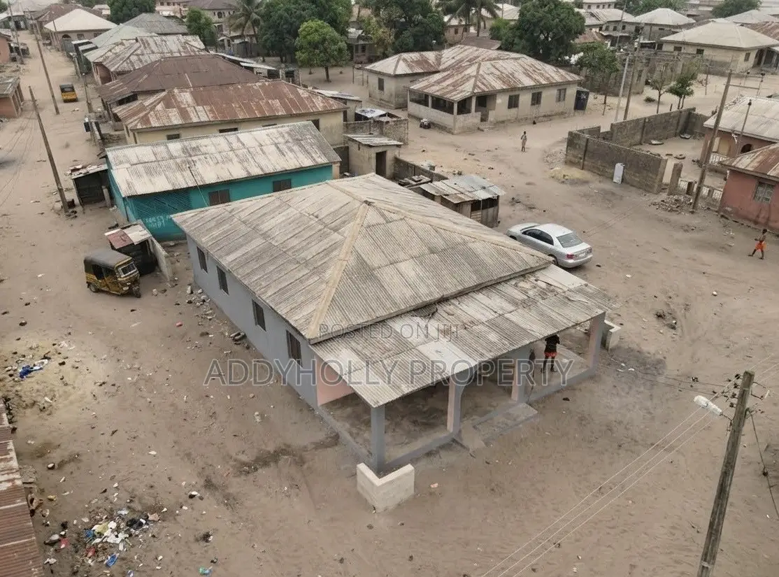 10bdrm Bungalow in Ogombo for sale in Ogombo