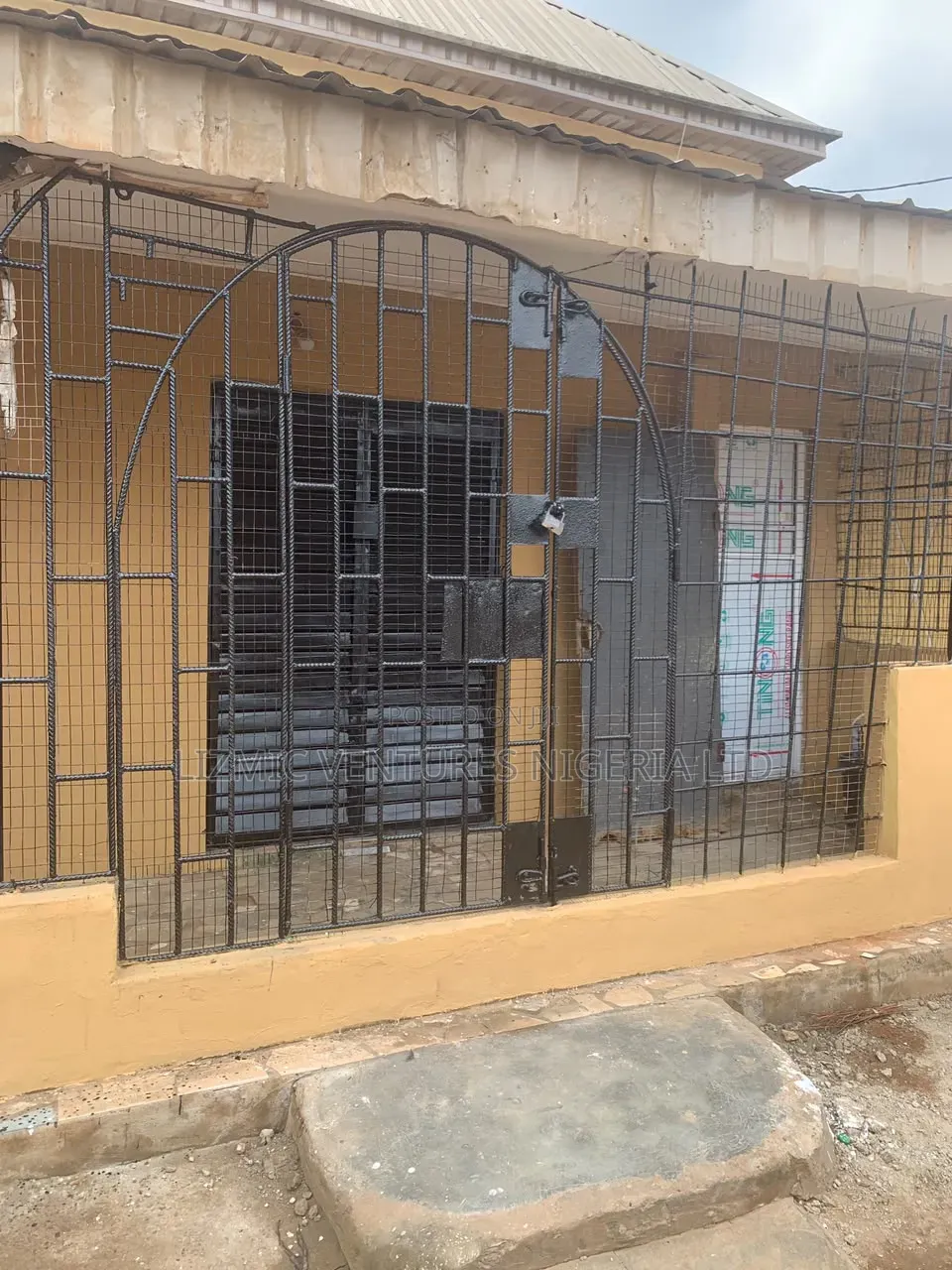 Shop Tolet Facing the Road in Igando / Ikotun/Igando