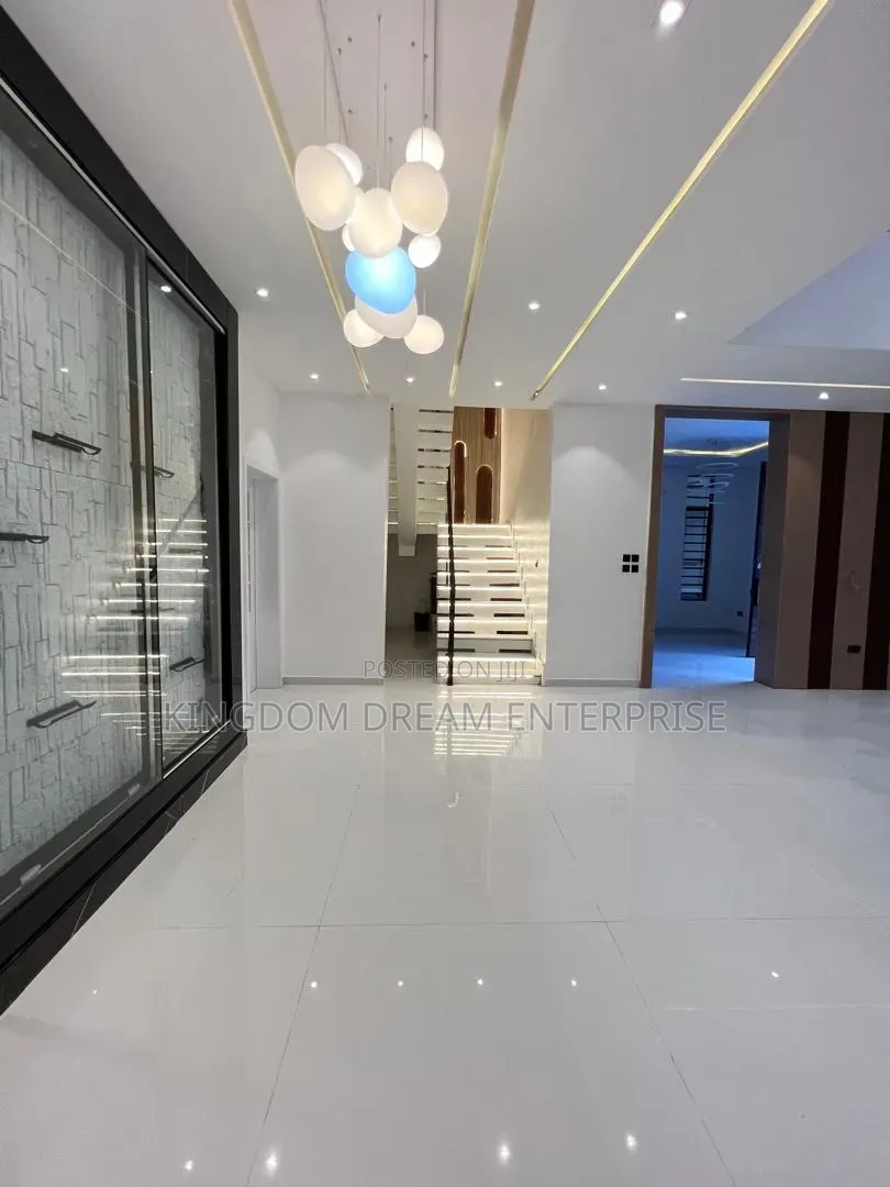 5bdrm Duplex in Megamond Estate for sale in Ikota
