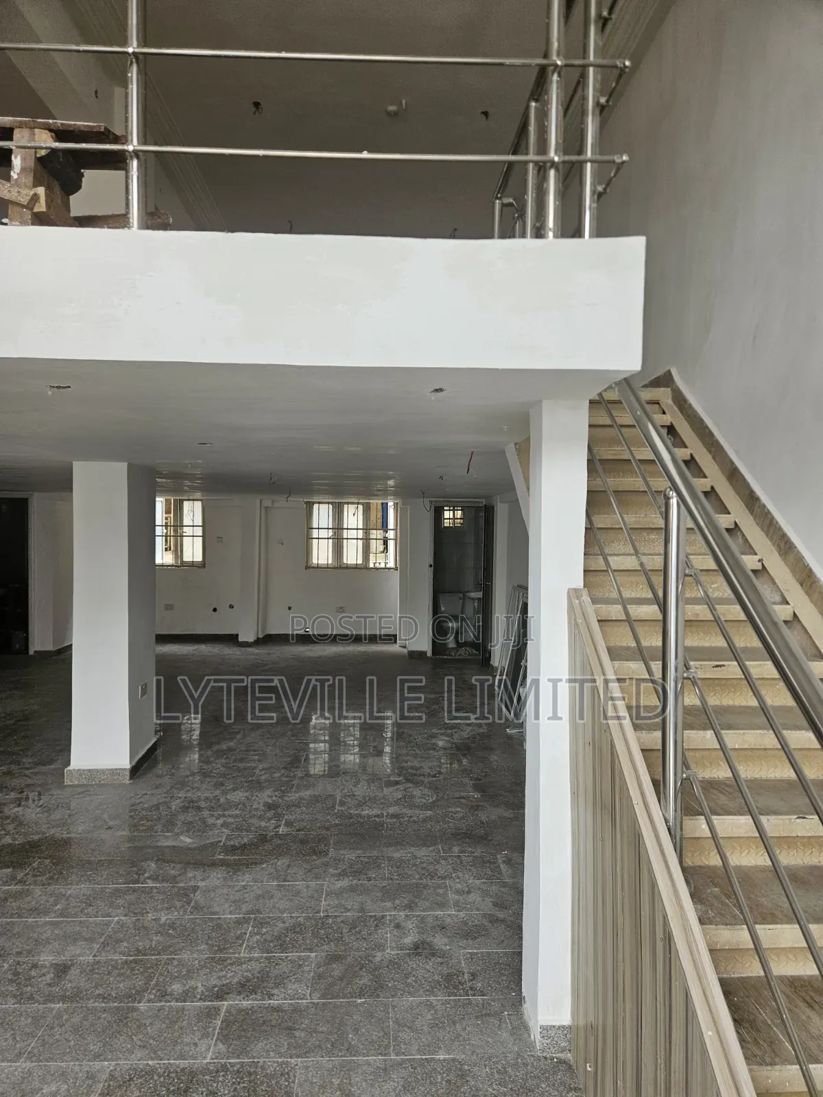 Office Space With Upstairs in Mabushi
