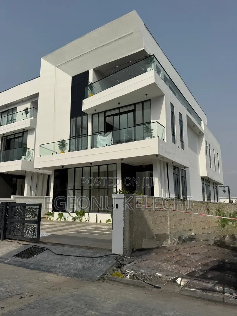 6bdrm Duplex in Chevron for sale in Chevron