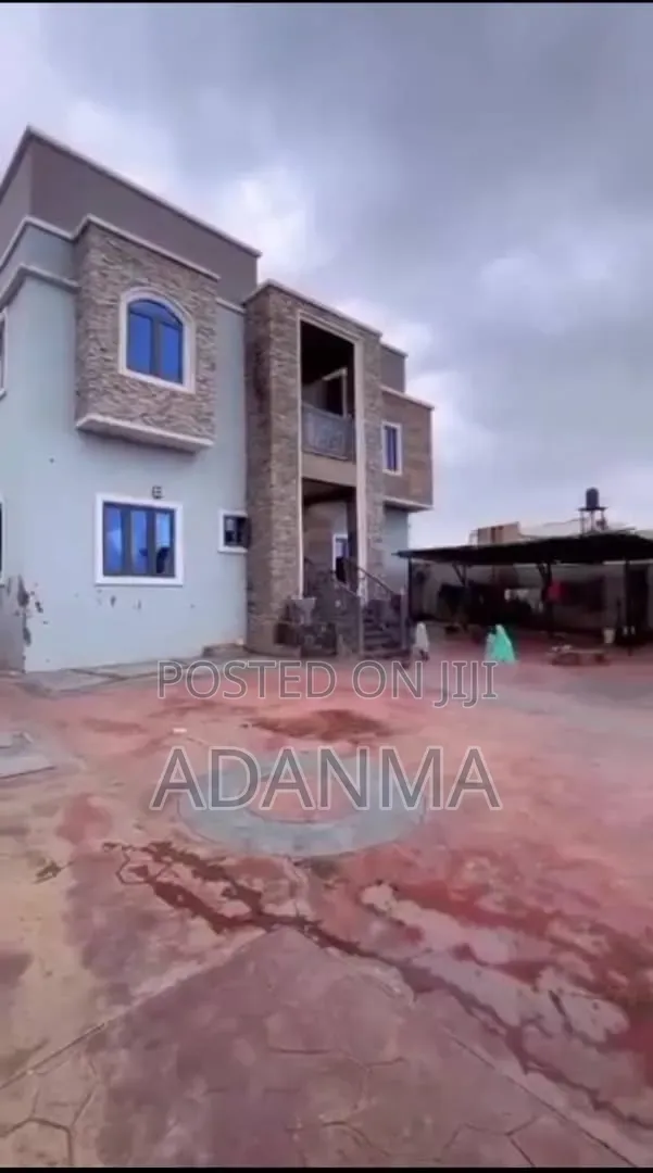 5bdrm Duplex in Sabon Lugbe for sale in Sabon Lugbe