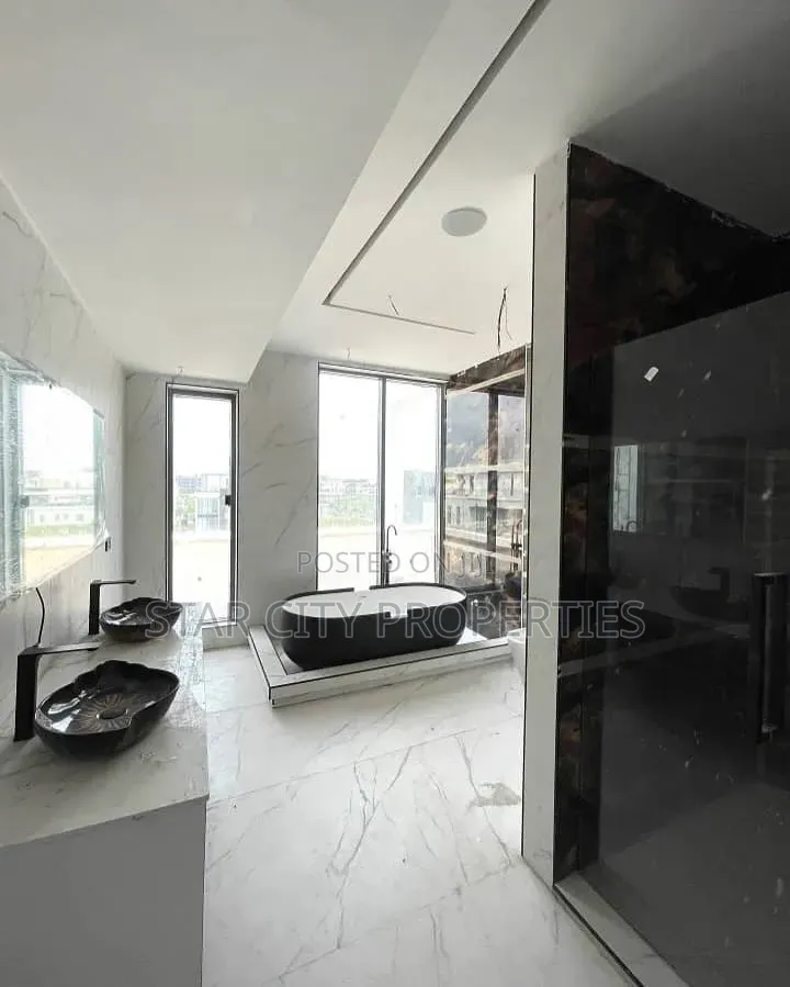6bdrm House in Cowrie Creek Estate for sale in Ikate