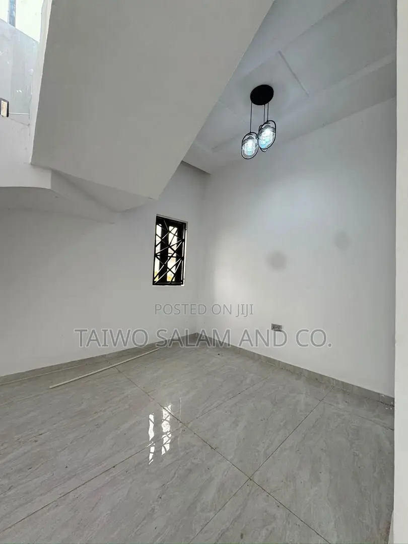 4bdrm Duplex in Alalubosa for sale in Alalubosa