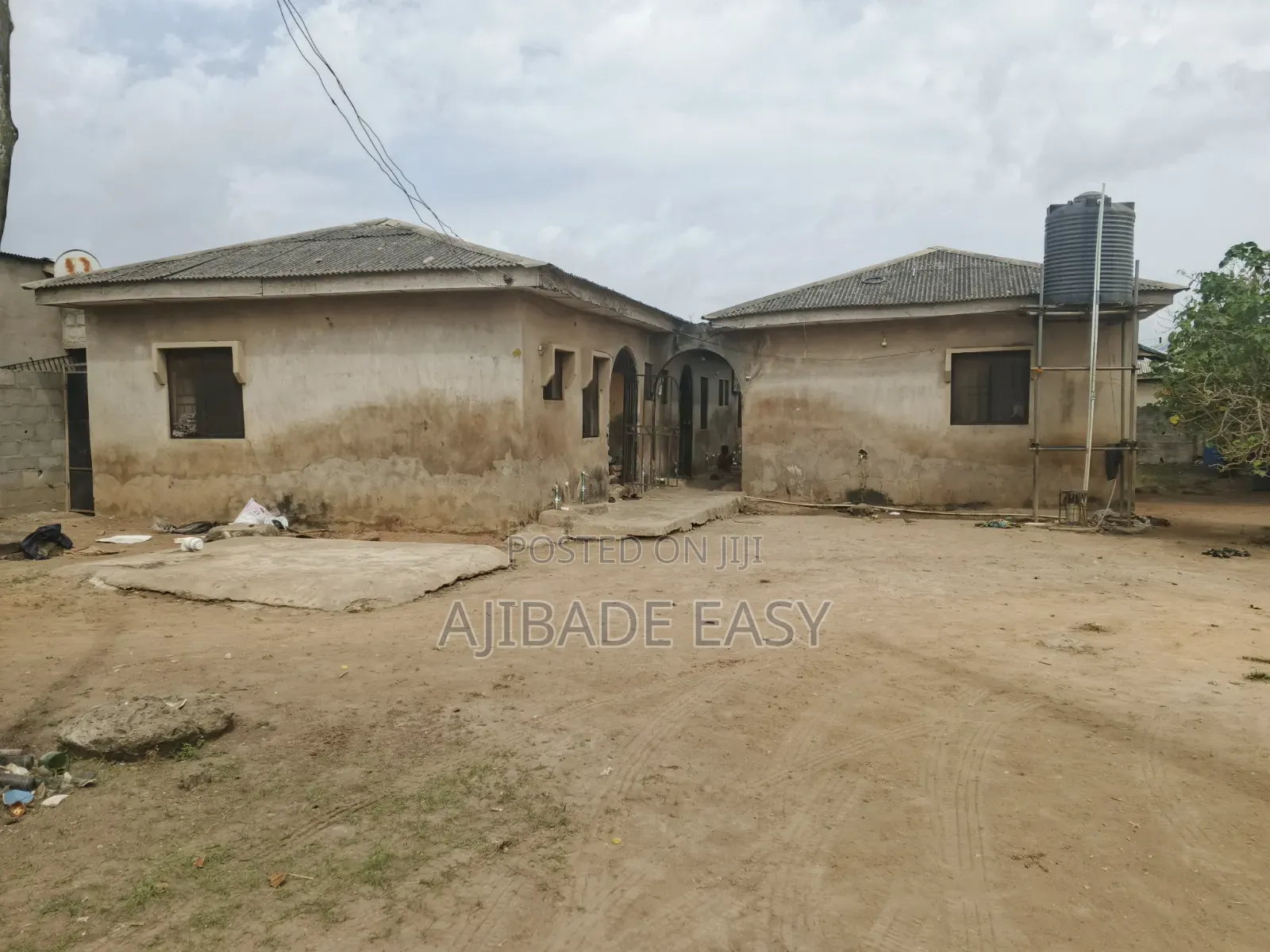 14bdrm Bungalow in Ayobo for sale in Ayobo