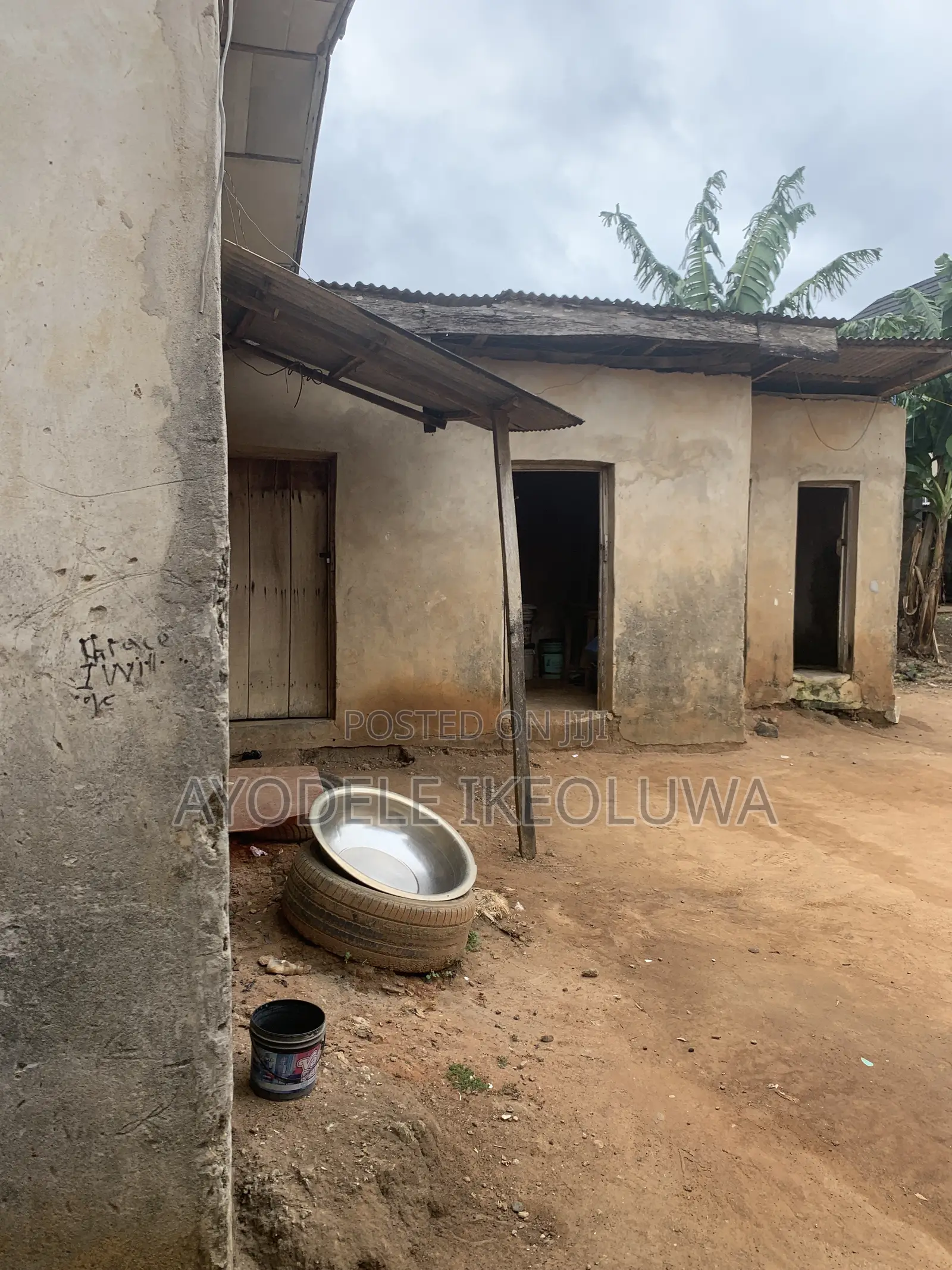 6bdrm Room & Parlour in Agric Road, Egan for sale in Egan
