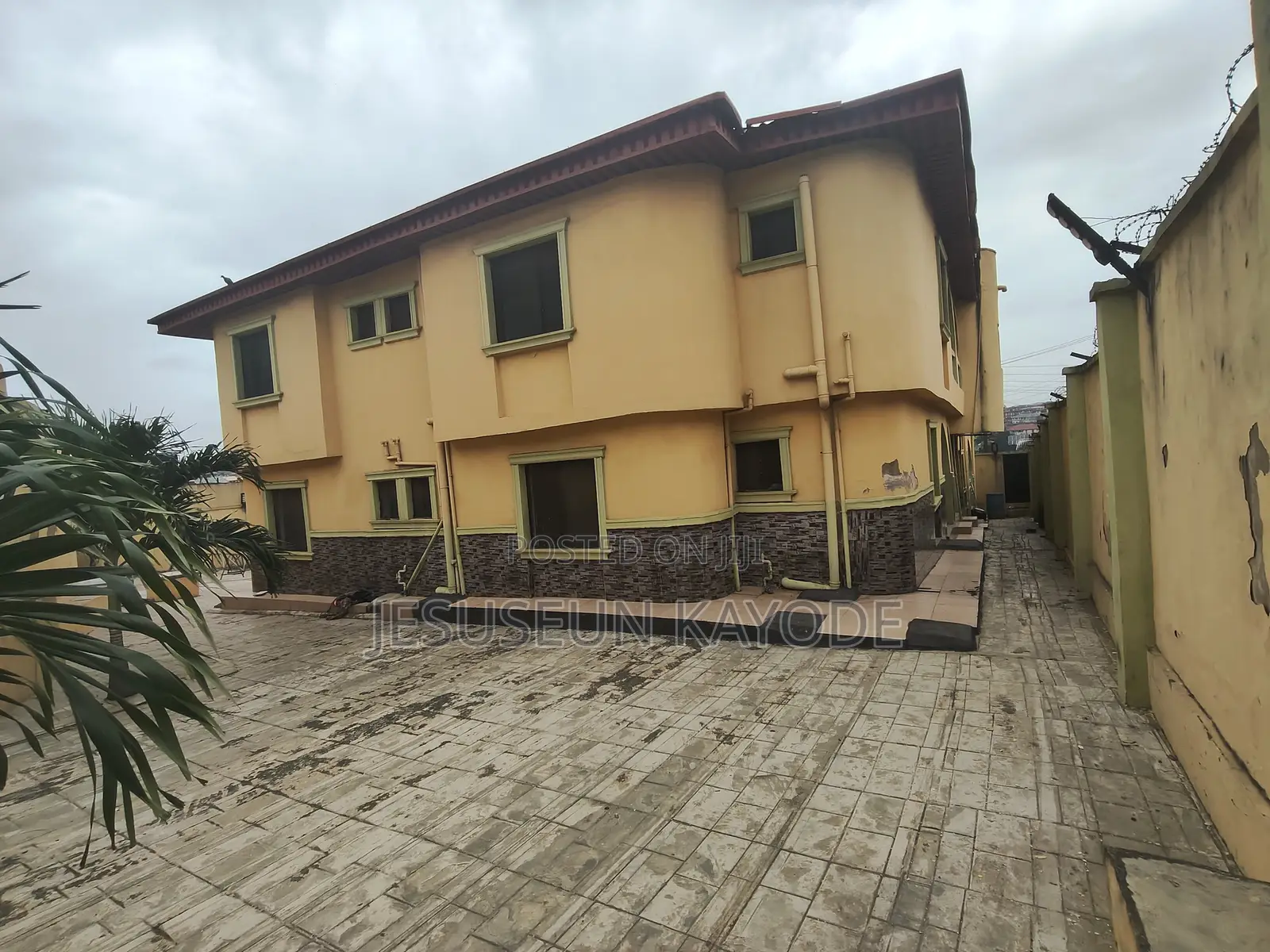 3bdrm Block of Flats in Aga Ikorodu for rent in Ikorodu Garage