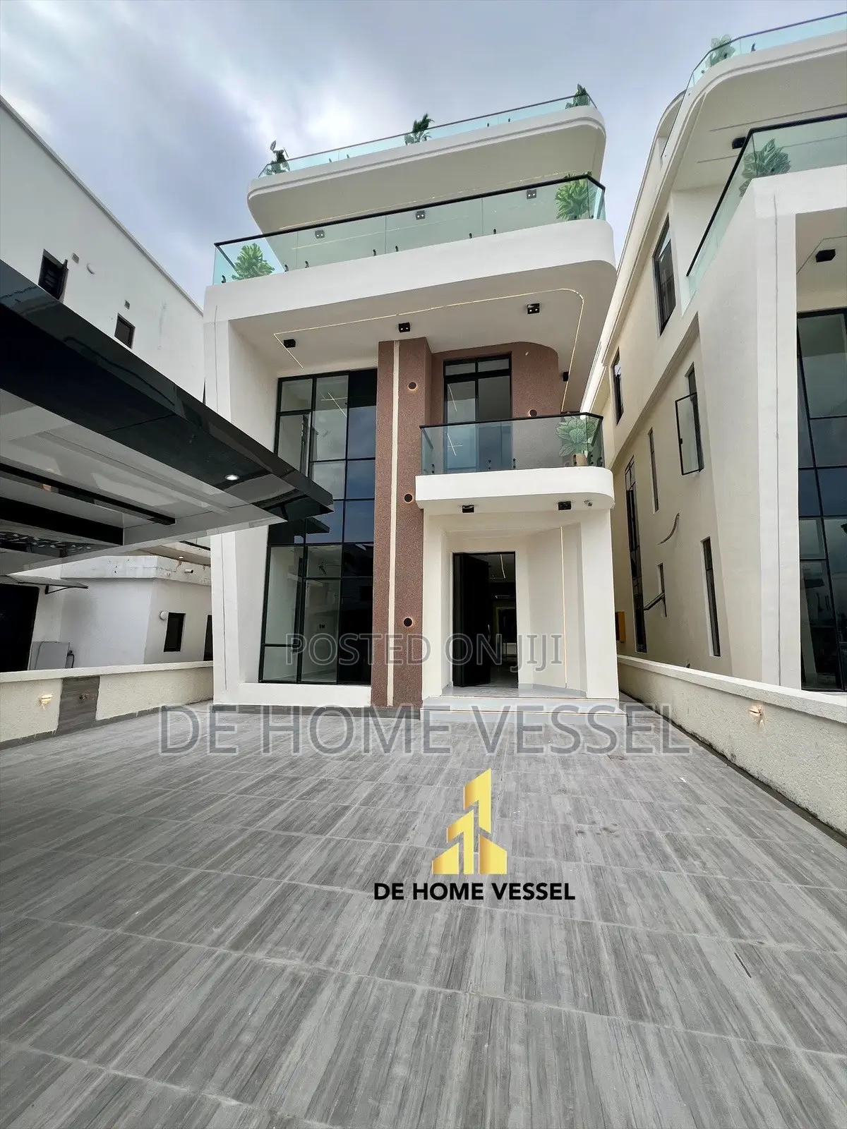 5bdrm Duplex in Chevron for sale in Chevron
