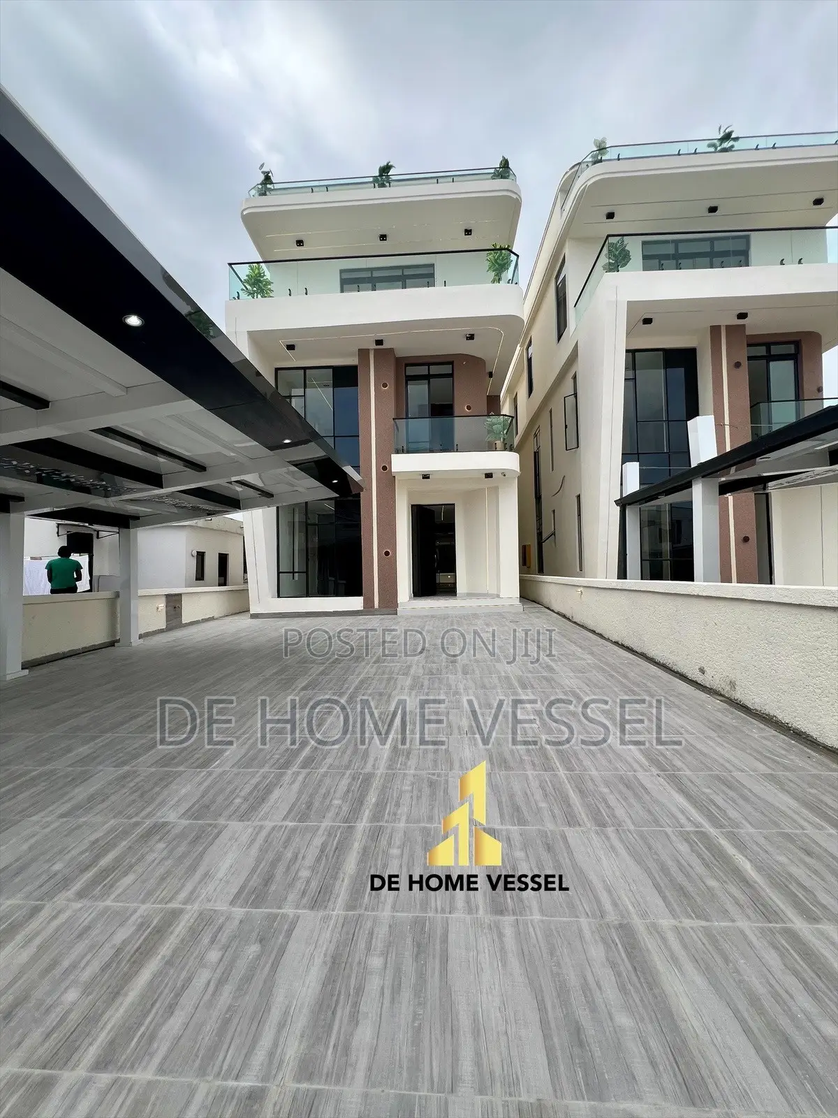 5bdrm Duplex in Chevron for sale in Chevron