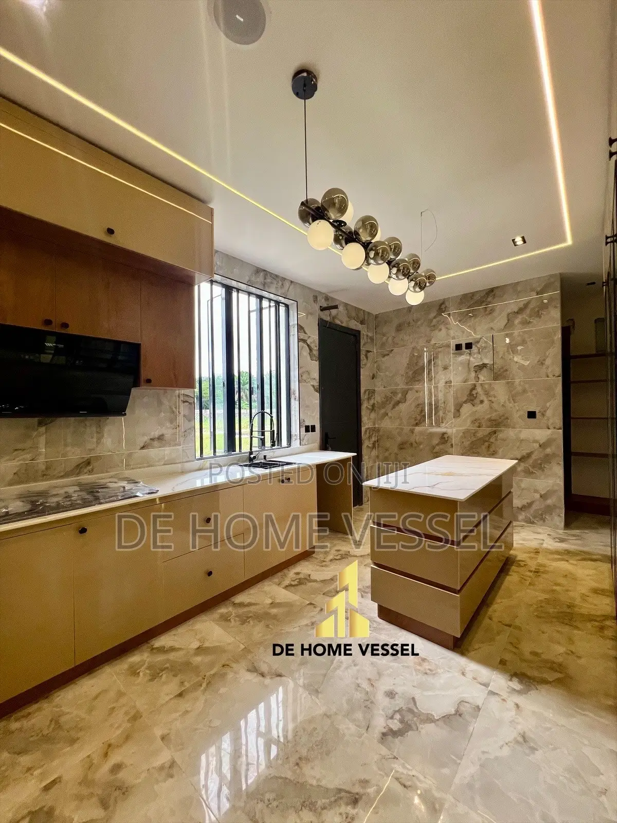 5bdrm Duplex in Chevron for sale in Chevron