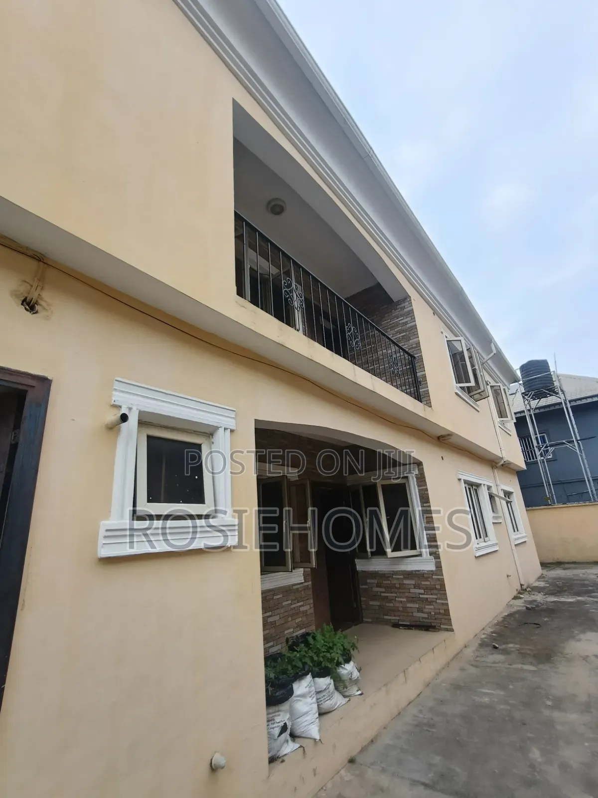 3bdrm Block of Flats in Adeba, Lakowe for rent in Lakowe