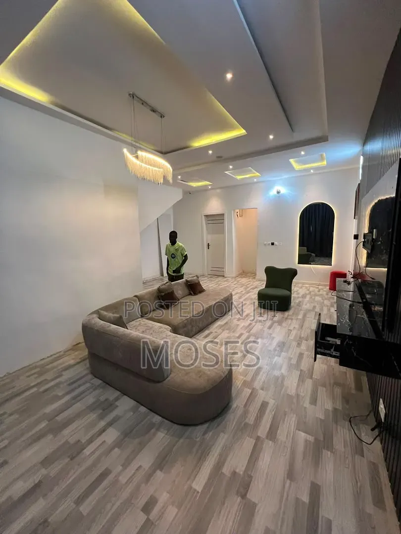 Furnished 1bdrm Apartment in Dpk Estate, Chevron for rent in Chevron