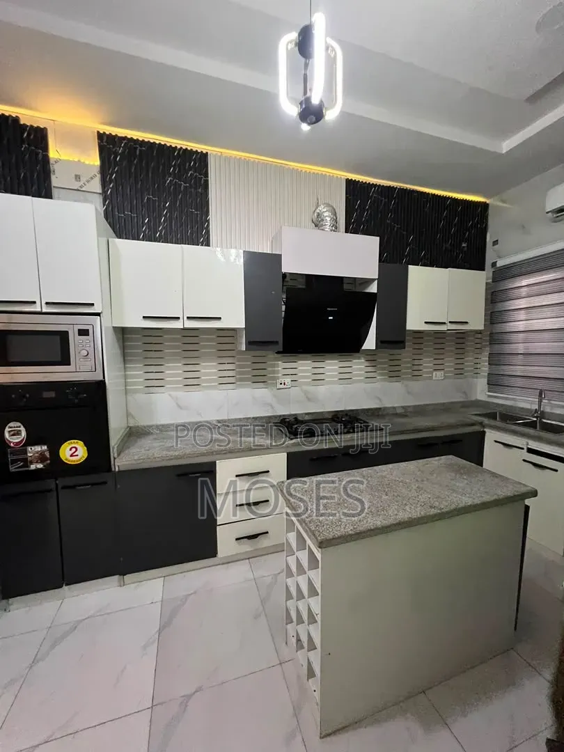 Furnished 1bdrm Apartment in Dpk Estate, Chevron for rent in Chevron