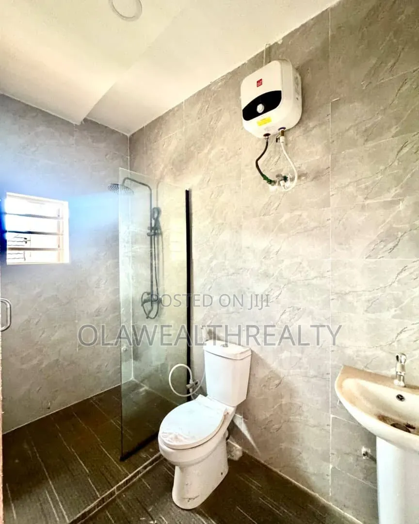 5bdrm Duplex in Okebadan Estate, Akobo for sale in Akobo