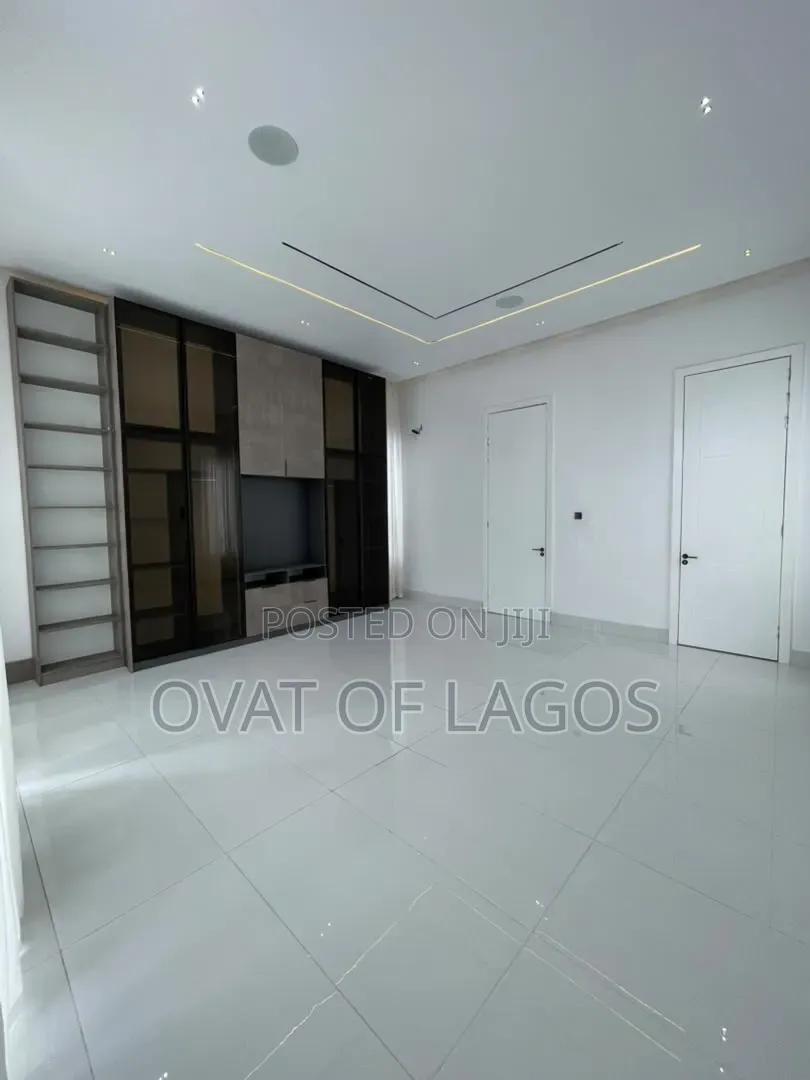 5bdrm Duplex in Ikota for sale in Ikota