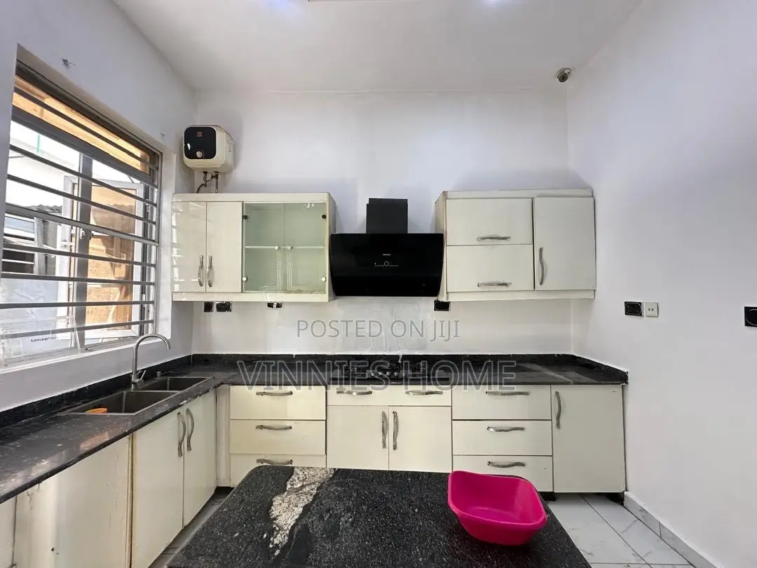 4bdrm Duplex in Chevron for rent in Chevron