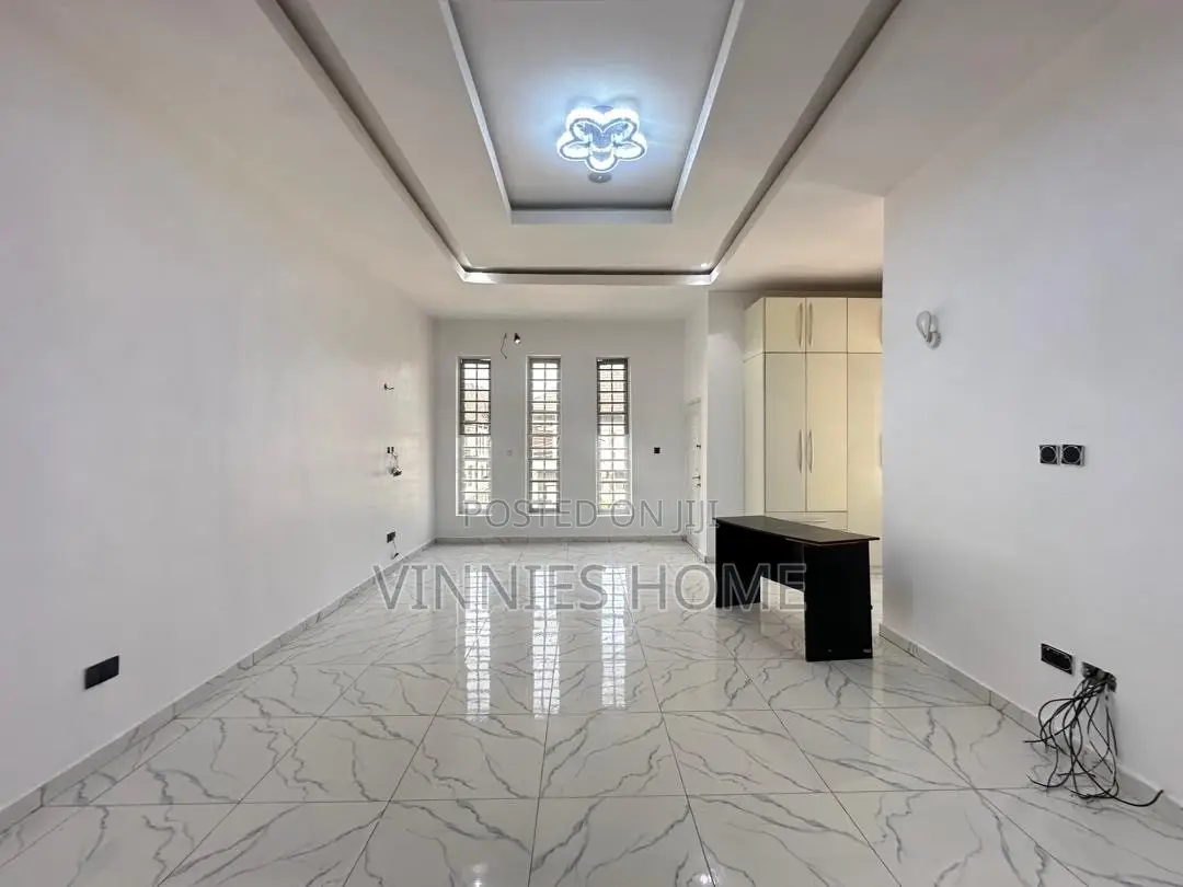 4bdrm Duplex in Chevron for rent in Chevron