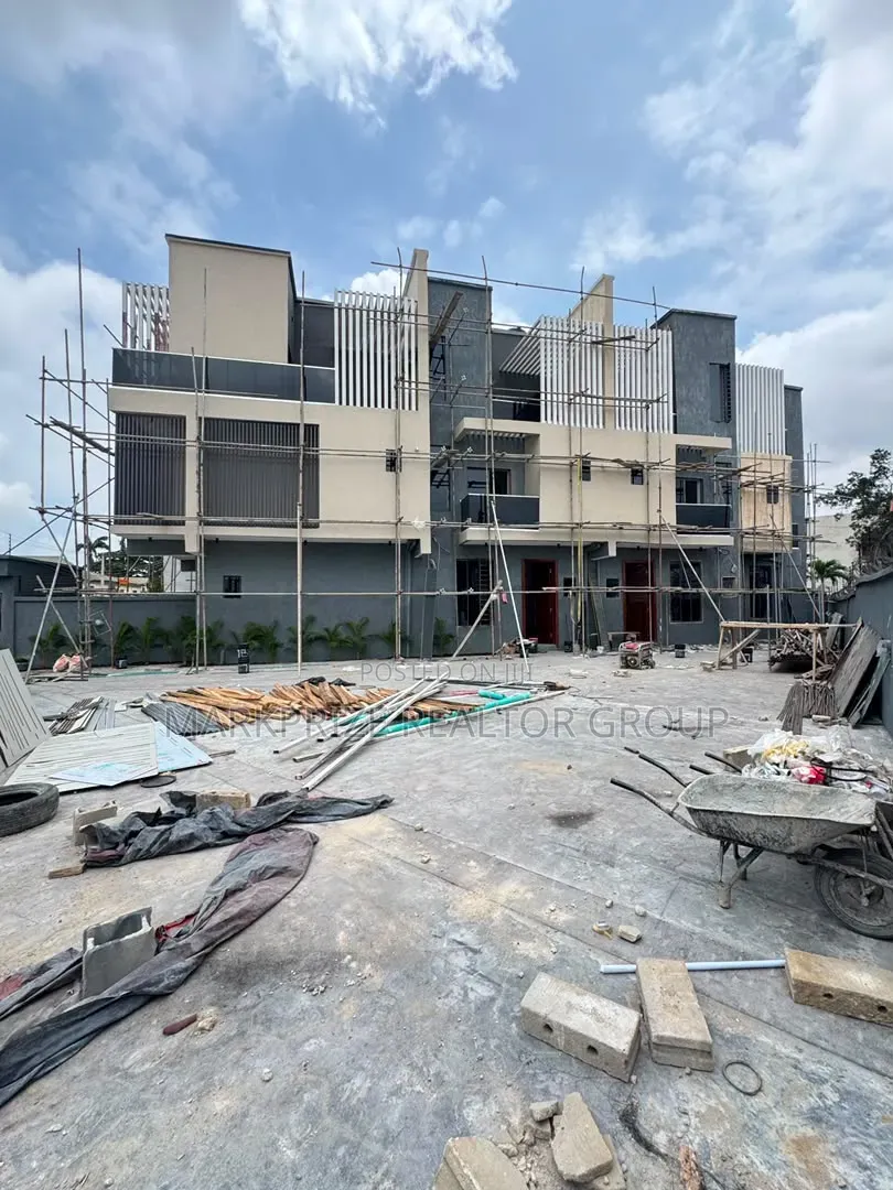 4bdrm Duplex in Surulere Lagos for sale in Aguda / Surulere