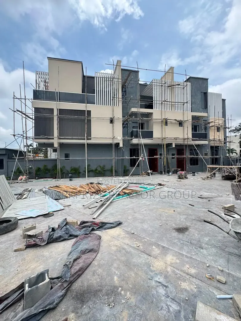 4bdrm Duplex in Surulere Lagos for sale in Aguda / Surulere