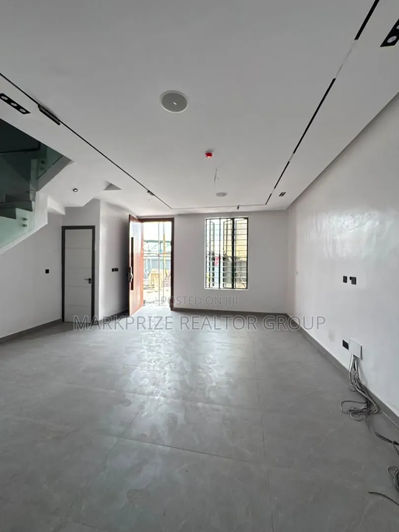 4bdrm Duplex in Surulere Lagos for sale in Aguda / Surulere