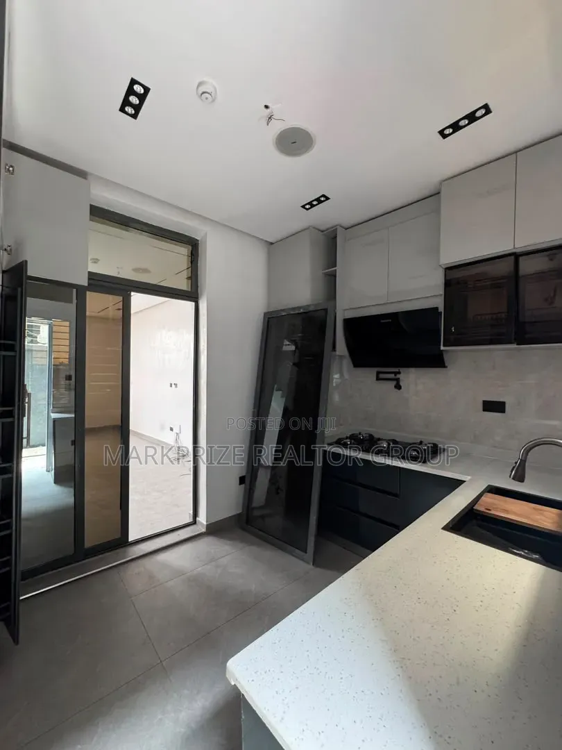 4bdrm Duplex in Surulere Lagos for sale in Aguda / Surulere