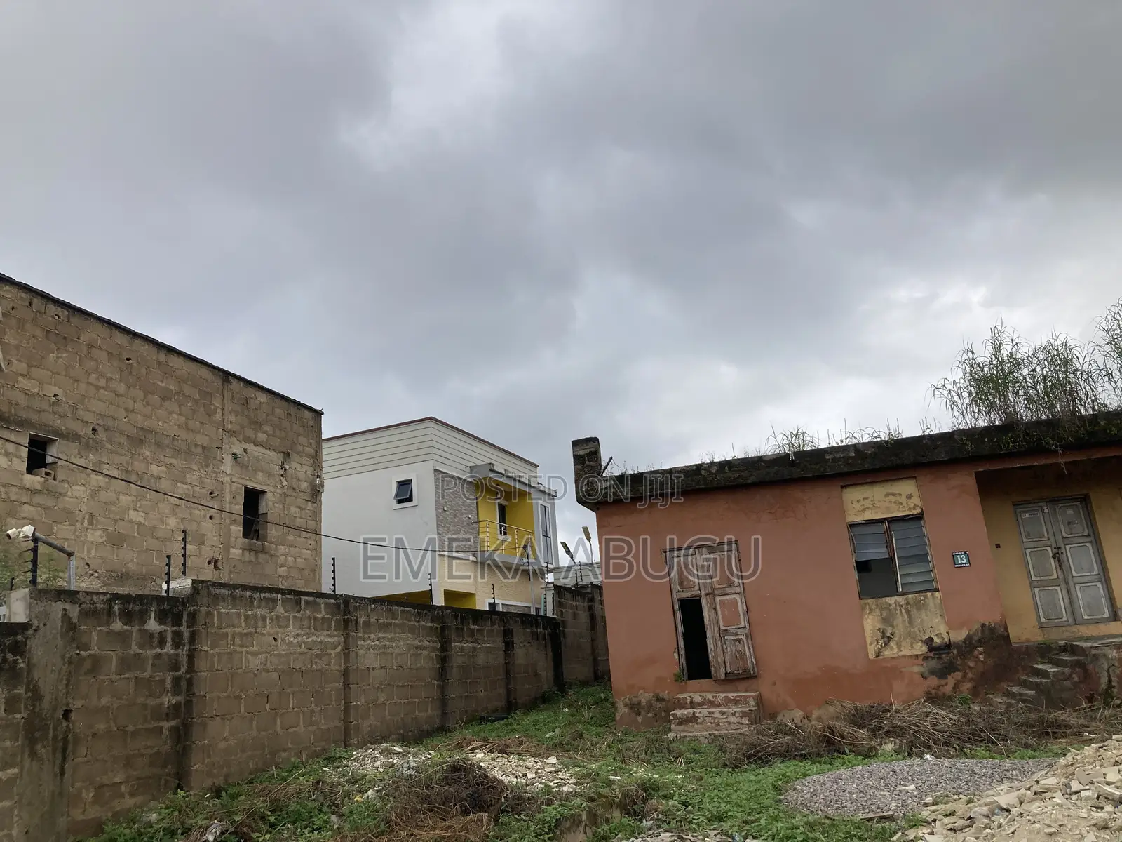 For Sale: A Standard Plot Land With a Demolish-Able Structure in Oluyole