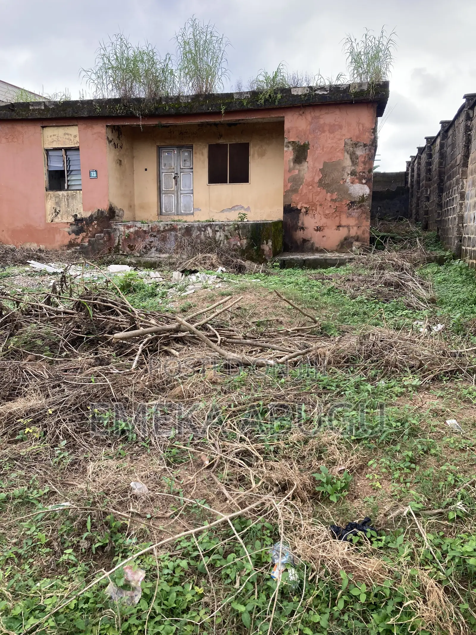 For Sale: A Standard Plot Land With a Demolish-Able Structure in Oluyole