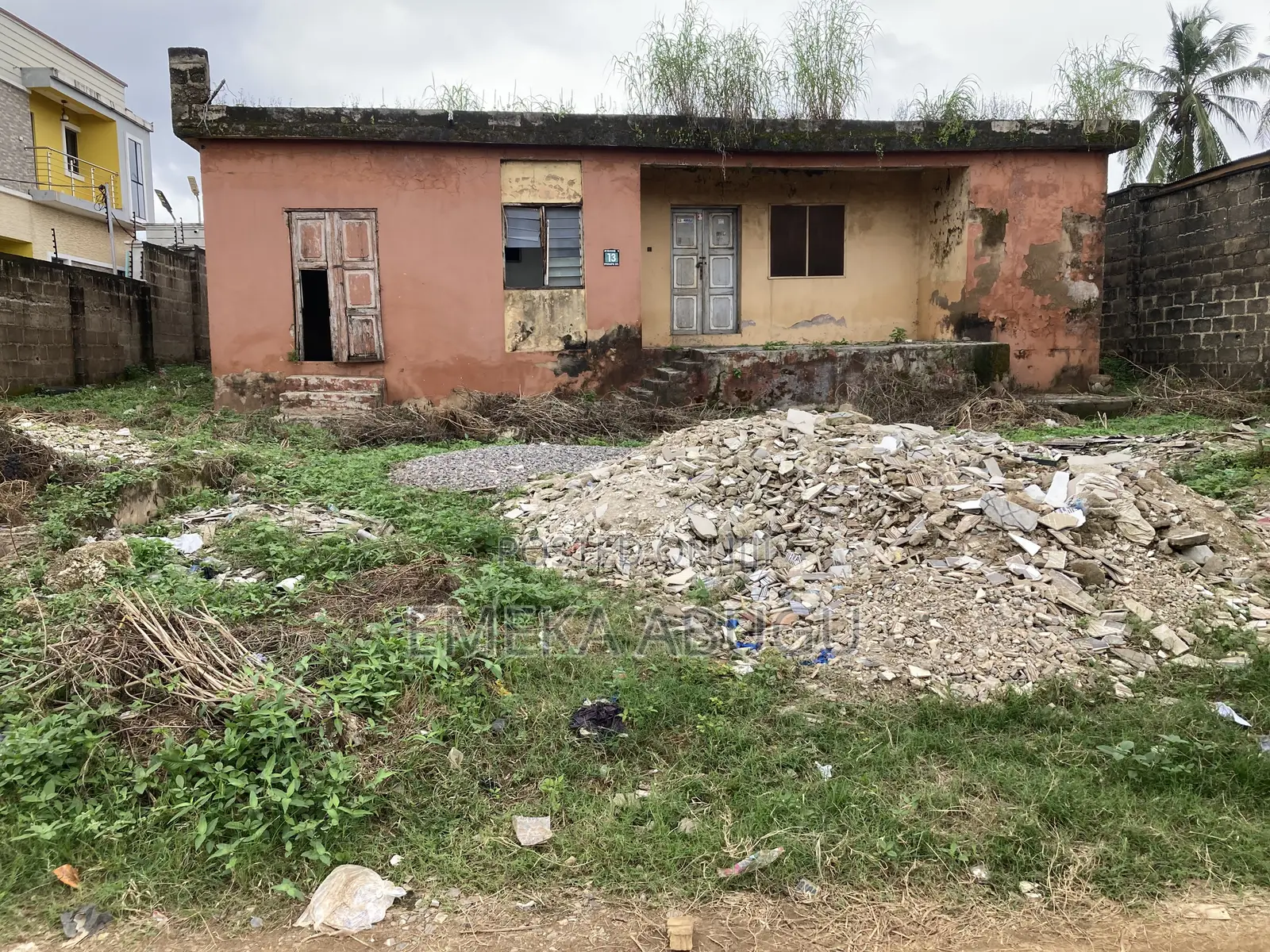 For Sale: A Standard Plot Land With a Demolish-Able Structure in Oluyole