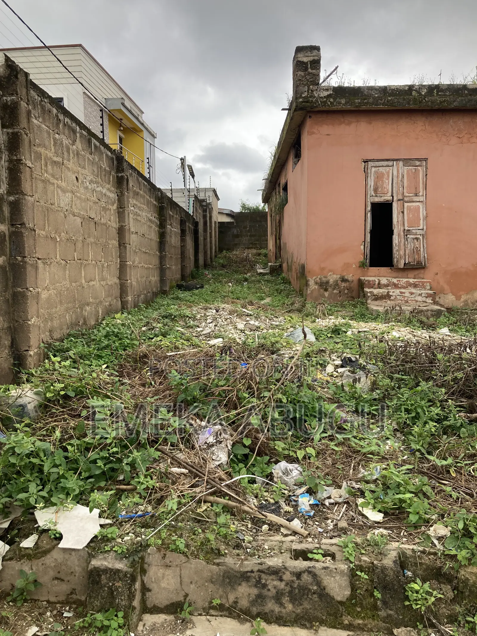 For Sale: A Standard Plot Land With a Demolish-Able Structure in Oluyole