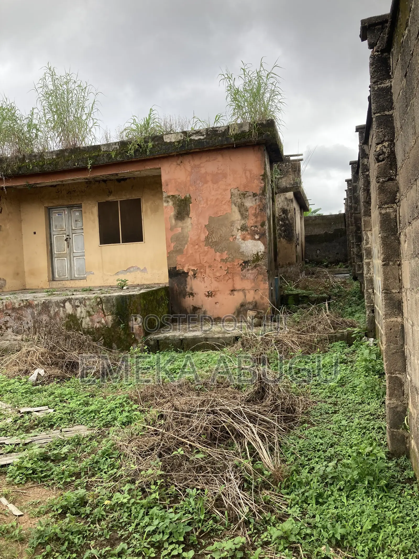 For Sale: A Standard Plot Land With a Demolish-Able Structure in Oluyole