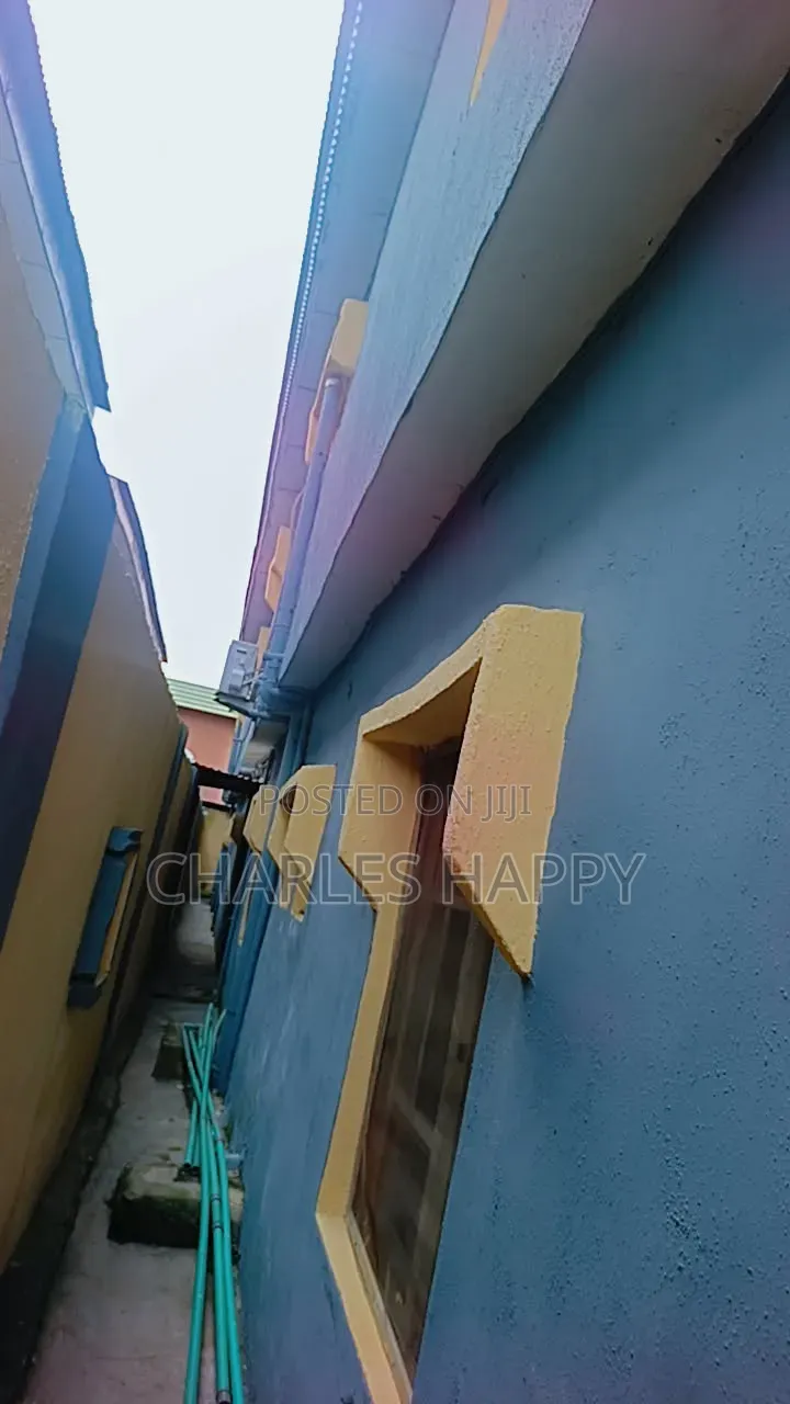 6bdrm Block of Flats in Baruwa Major Road for sale in Ipaja Road