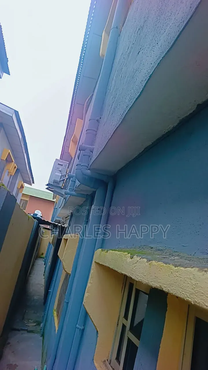 6bdrm Block of Flats in Baruwa Major Road for sale in Ipaja Road