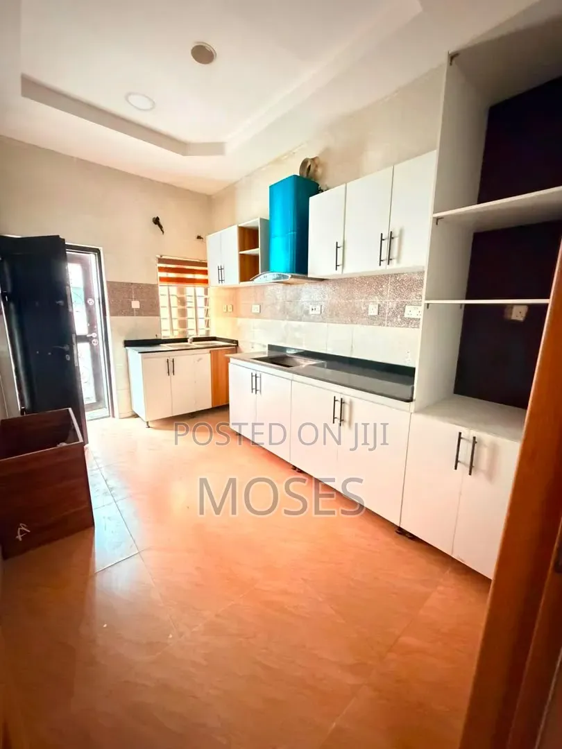 Mini Flat in An Access Control, Chevron for rent in Chevron