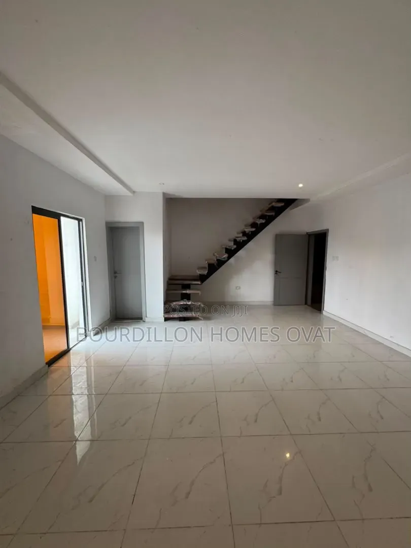 2bdrm Maisonette in Lekki Phase 1 for sale in Lekki Phase 1