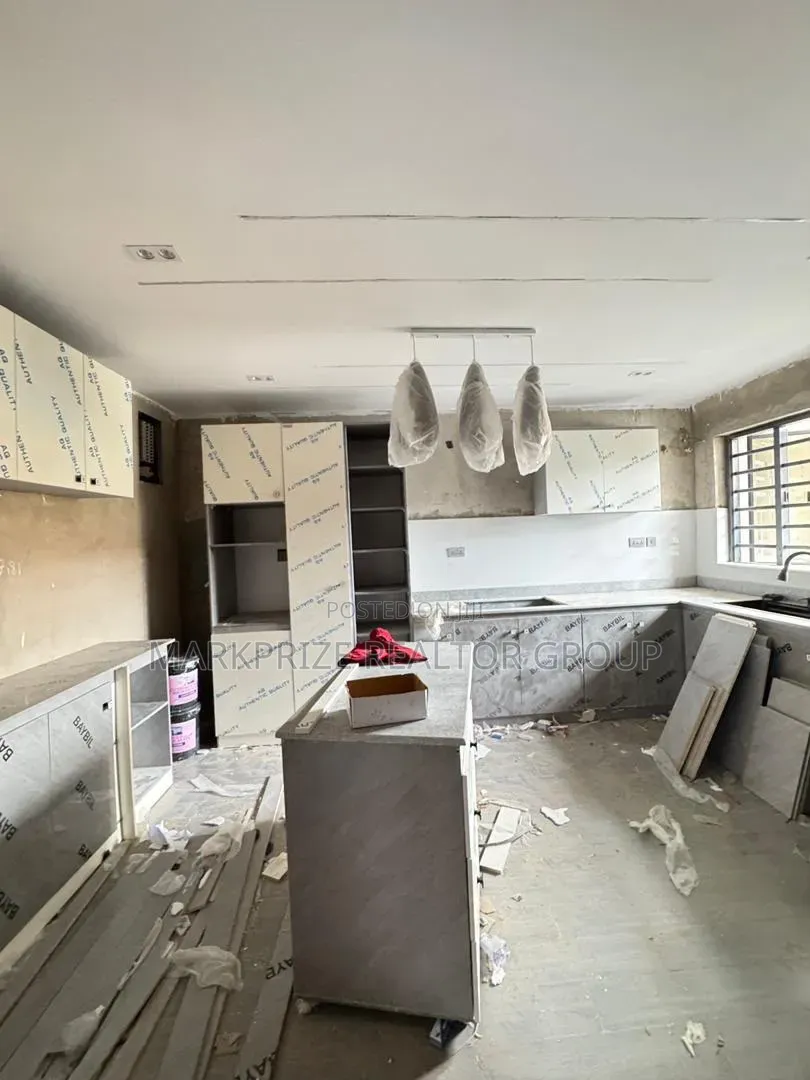 4bdrm Duplex in Yaba Lagos for sale in Sabo / Yaba