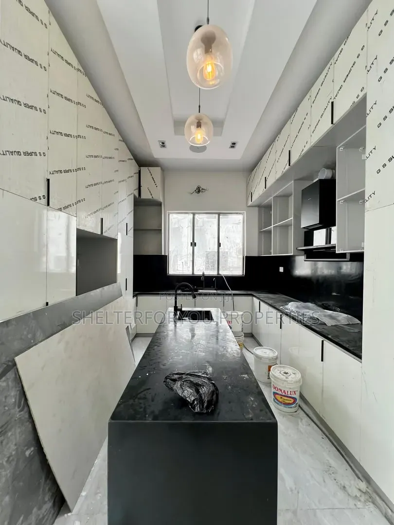 5bdrm Duplex in Osapa london for sale in Osapa london