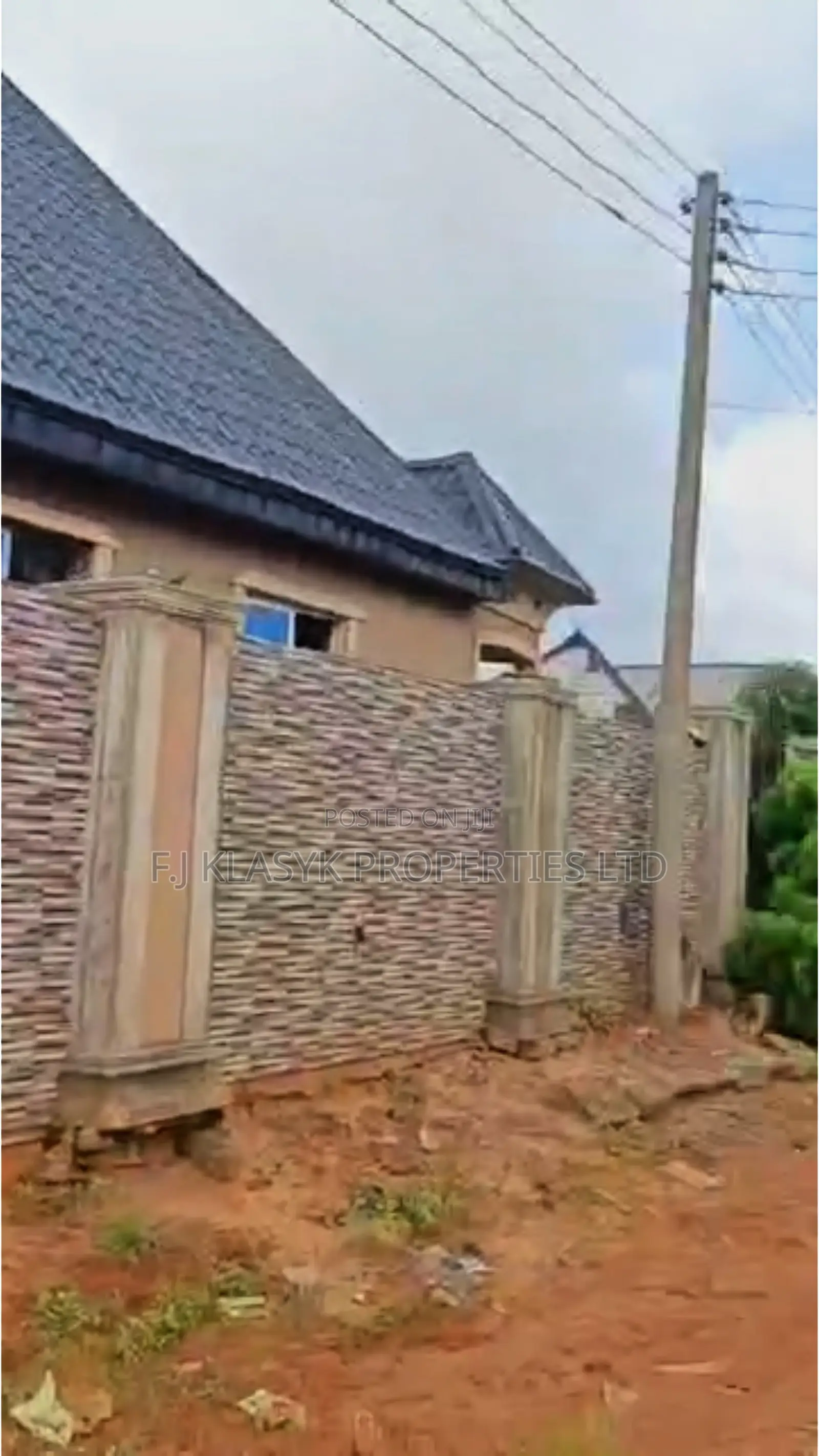 5bdrm Block of Flats in Edo State for sale in Edo State