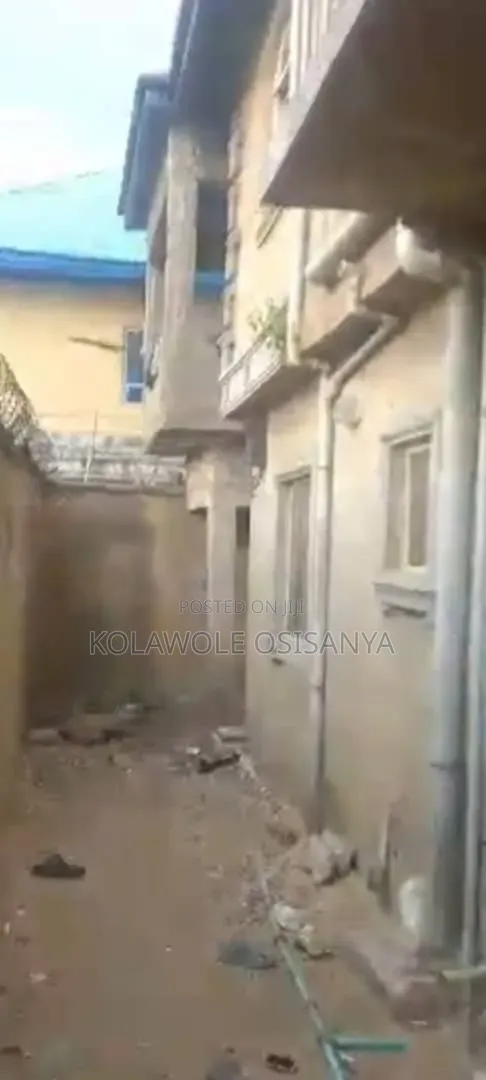 3bdrm Block of Flats in Alaba for sale in Alaba