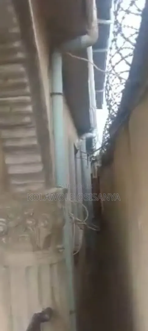 3bdrm Block of Flats in Alaba for sale in Alaba
