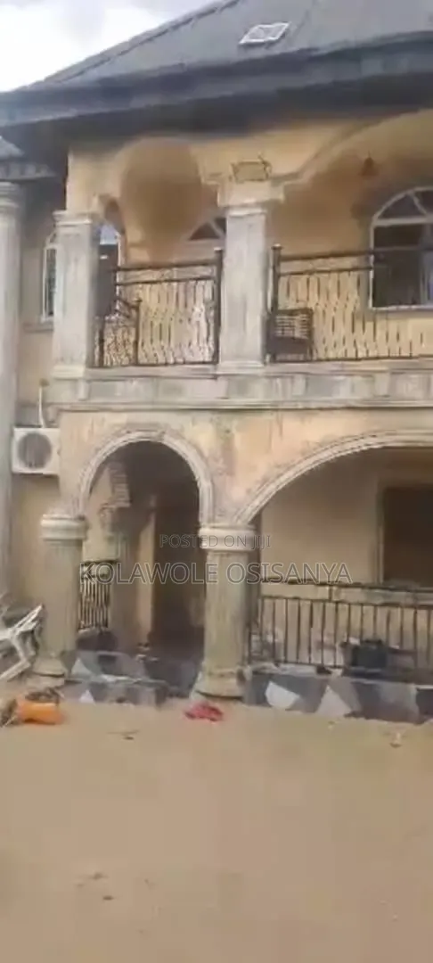3bdrm Block of Flats in Alaba for sale in Alaba