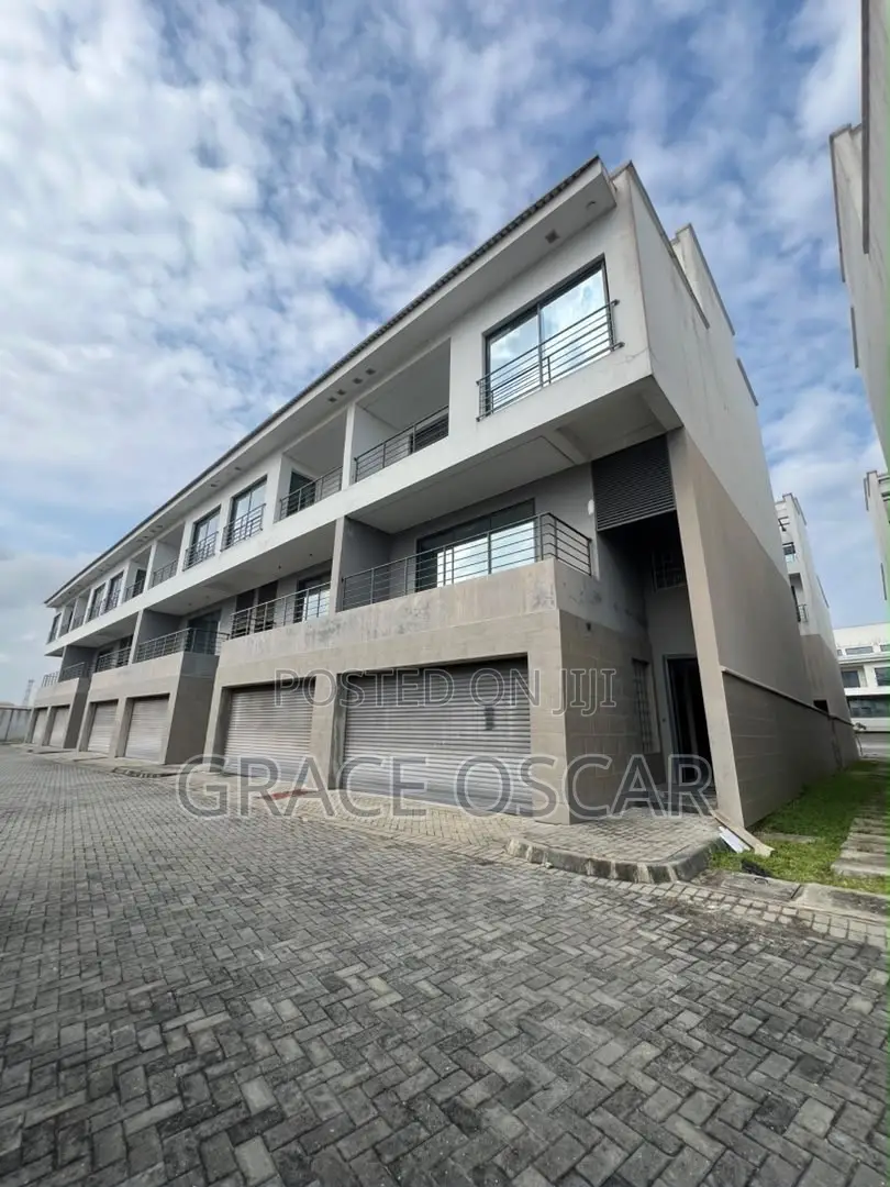 4bdrm Duplex in Chevron for rent in Chevron