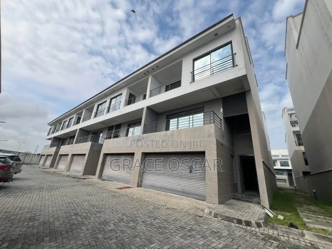 4bdrm Duplex in Chevron for rent in Chevron