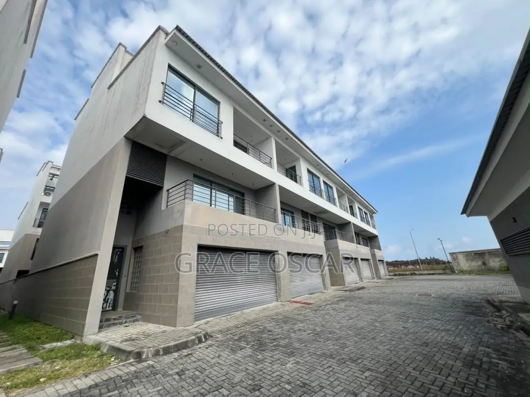 4bdrm Duplex in Chevron for rent in Chevron