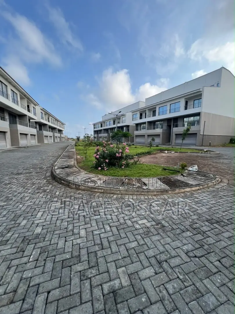 4bdrm Duplex in Chevron for rent in Chevron