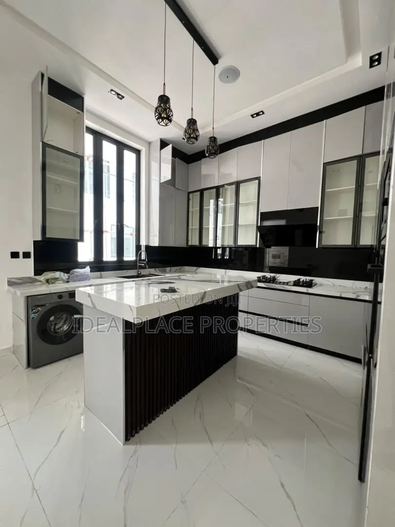 5bdrm Duplex in Megamound Estate, Ikota for sale in Ikota