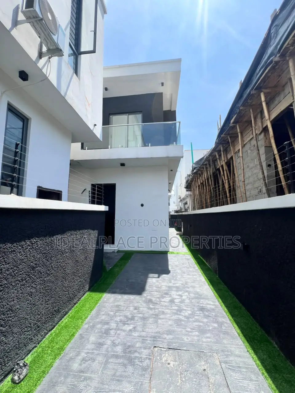 4bdrm Duplex in Chevron for sale in Chevron