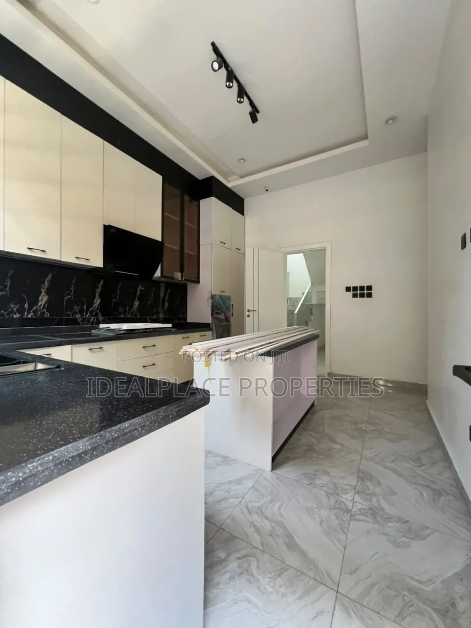 4bdrm Duplex in Chevron for sale in Chevron