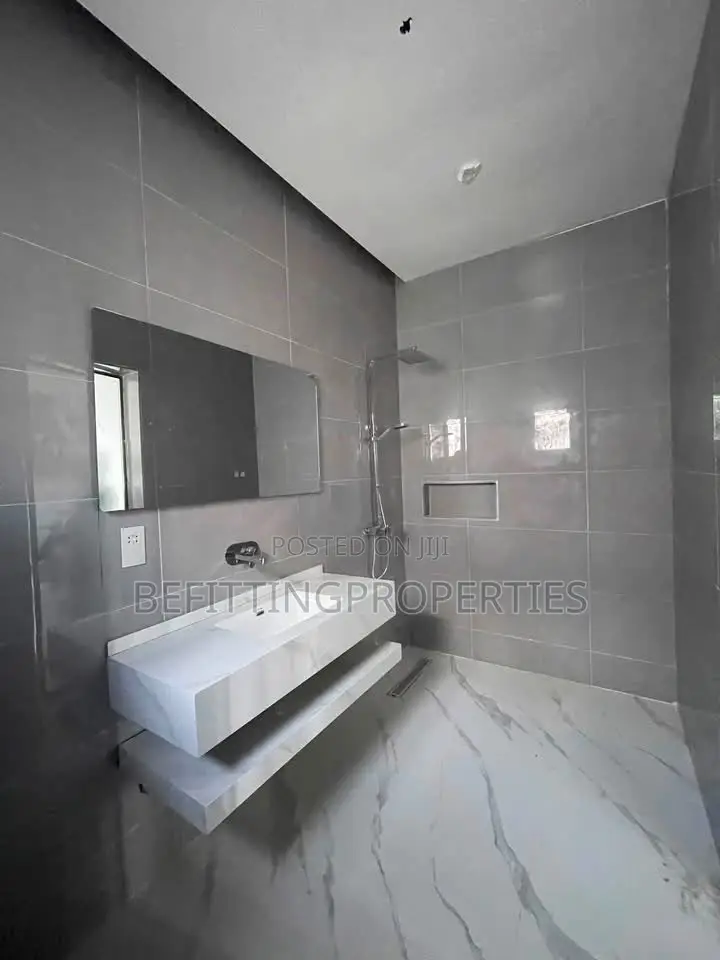 5bdrm Duplex in Osapa london for sale in Osapa london